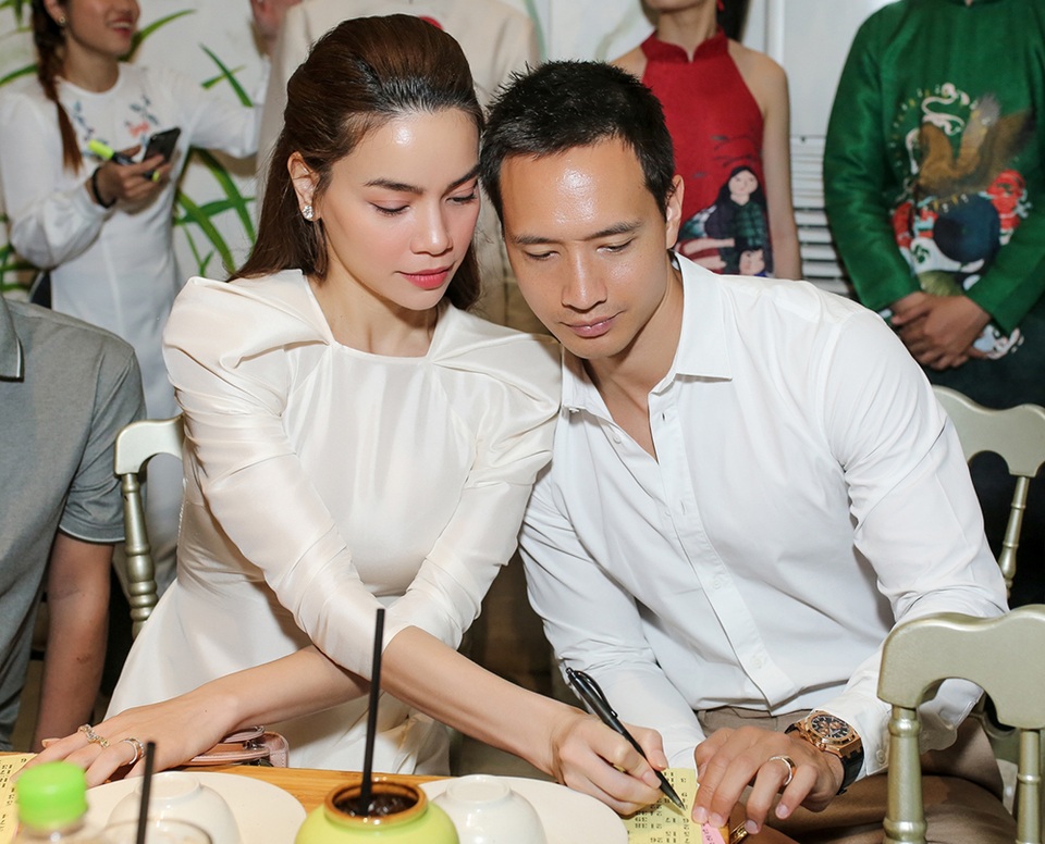Hồ Ngọc Hà ngại ngùng khi hát lô tô cùng đoàn nghệ sĩ chuyên nghiệp - 4 Hồ Ngọc Hà ngại ngùng khi hát lô tô cùng đoàn nghệ sĩ chuyên nghiệp - 4