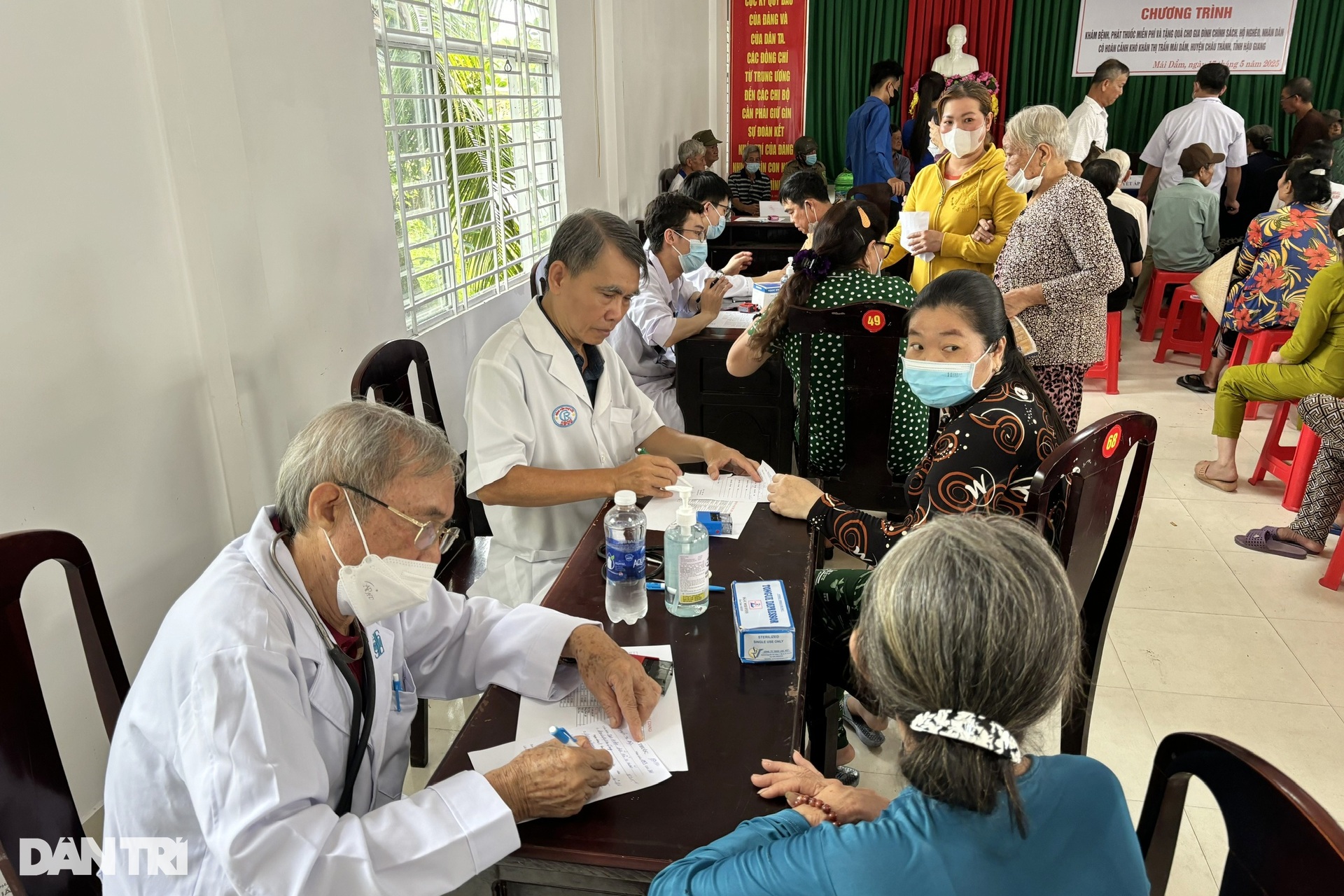 Người đàn ông ngủ dậy bỗng... tâm thần, vợ 23 năm đi khắp nơi để cứu chồng - 9 Người đàn ông ngủ dậy bỗng... tâm thần, vợ 23 năm đi khắp nơi để cứu chồng - 9