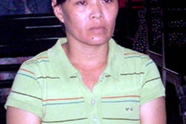 Bà buôn cá tạt dầu sôi vào “đồng nghiệp”