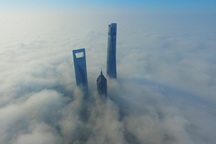 Khi tòa nhà chọc trời bị biển mây "nuốt chửng"