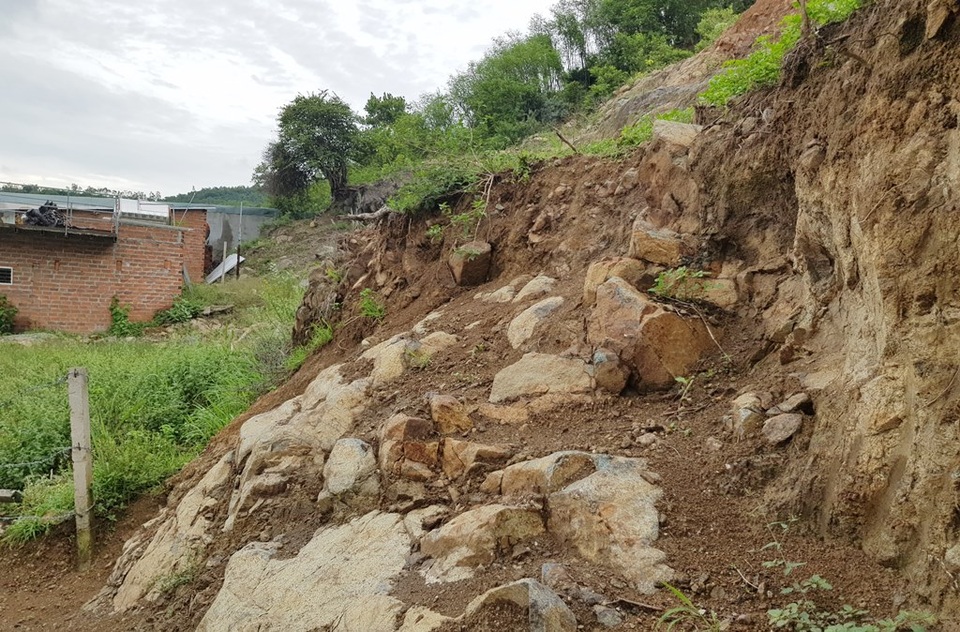 2 năm sau vụ lở núi ở Nha Trang, ô tô bị đè bẹp vẫn còn ở hiện trường - 5 2 năm sau vụ lở núi ở Nha Trang, ô tô bị đè bẹp vẫn còn ở hiện trường - 5