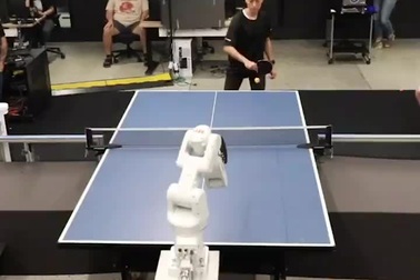 Xem robot của Google đánh bại con người khi chơi bóng bàn