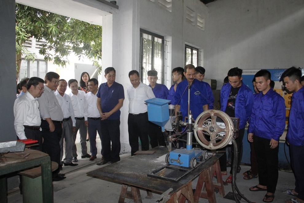 Vòng luẩn quẩn: Nghèo - không đi học - không có nghề - càng nghèo - 2 Vòng luẩn quẩn: Nghèo - không đi học - không có nghề - càng nghèo - 2