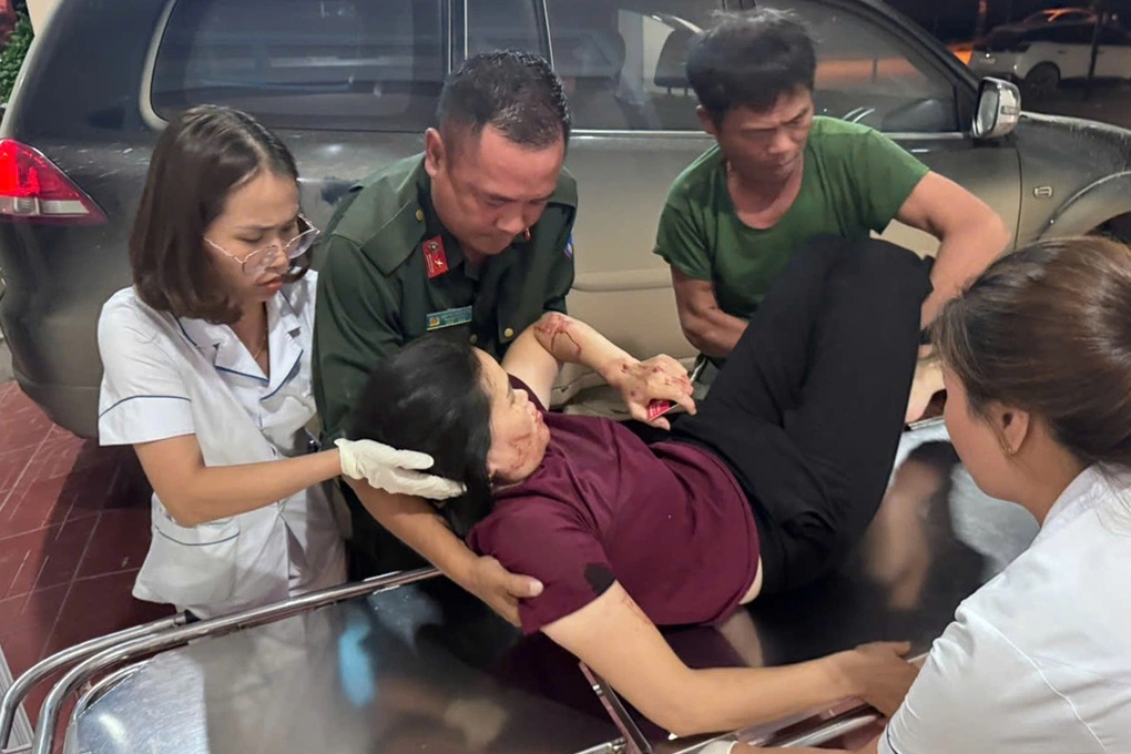 Đi hỗ trợ vùng lũ trở về, cảnh sát cơ động cứu người bị nạn trong đêm - 1 Đi hỗ trợ vùng lũ trở về, cảnh sát cơ động cứu người bị nạn trong đêm - 1