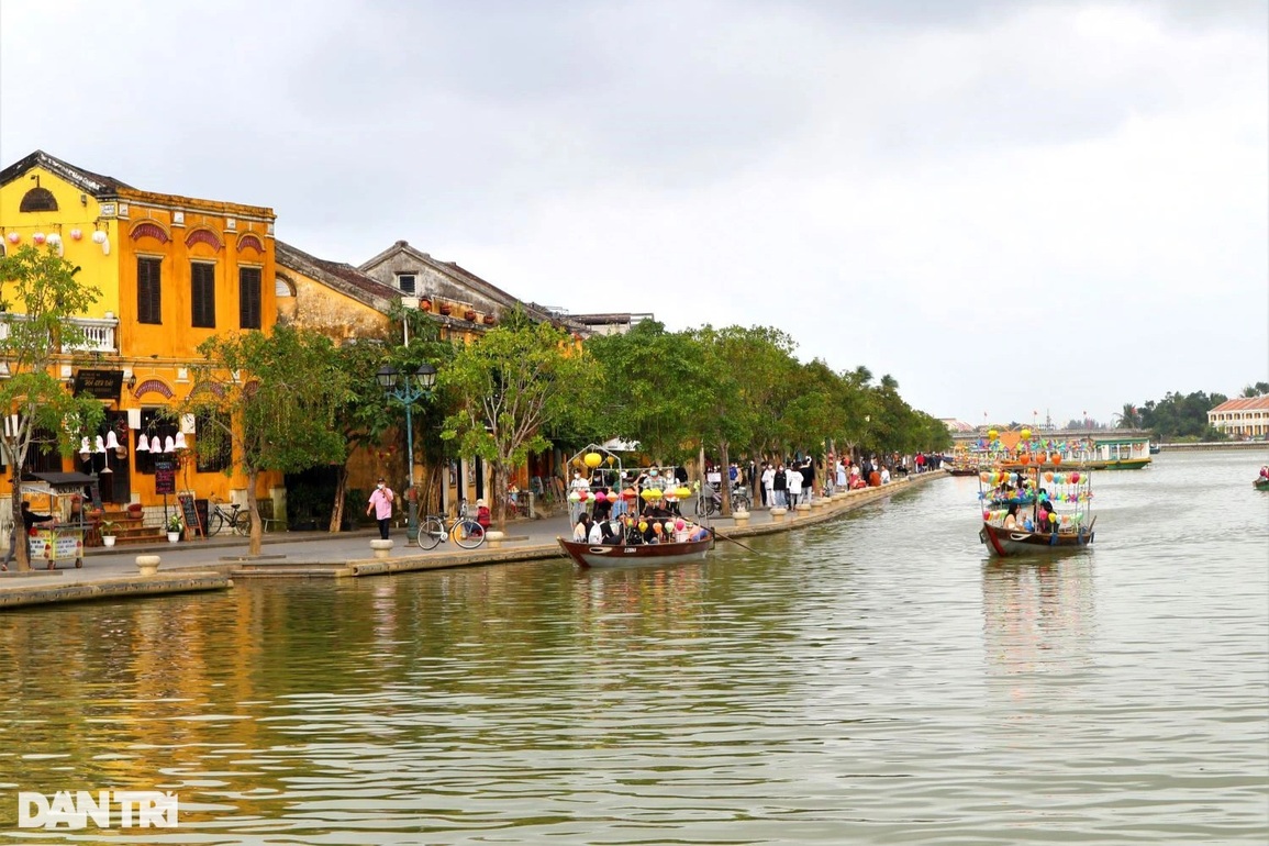 Du khách tấp nập đến phố cổ Hội An vui chơi ngày đầu nghỉ Tết Dương lịch - 7