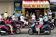 Người dân TPHCM xếp hàng dài chờ mua đồ ăn sáng