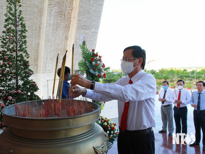 Lãnh đạo tỉnh Ninh Thuận, Lâm Đồng, Khánh Hòa dâng hương viếng các anh hùng liệt sĩ - Ảnh 1.