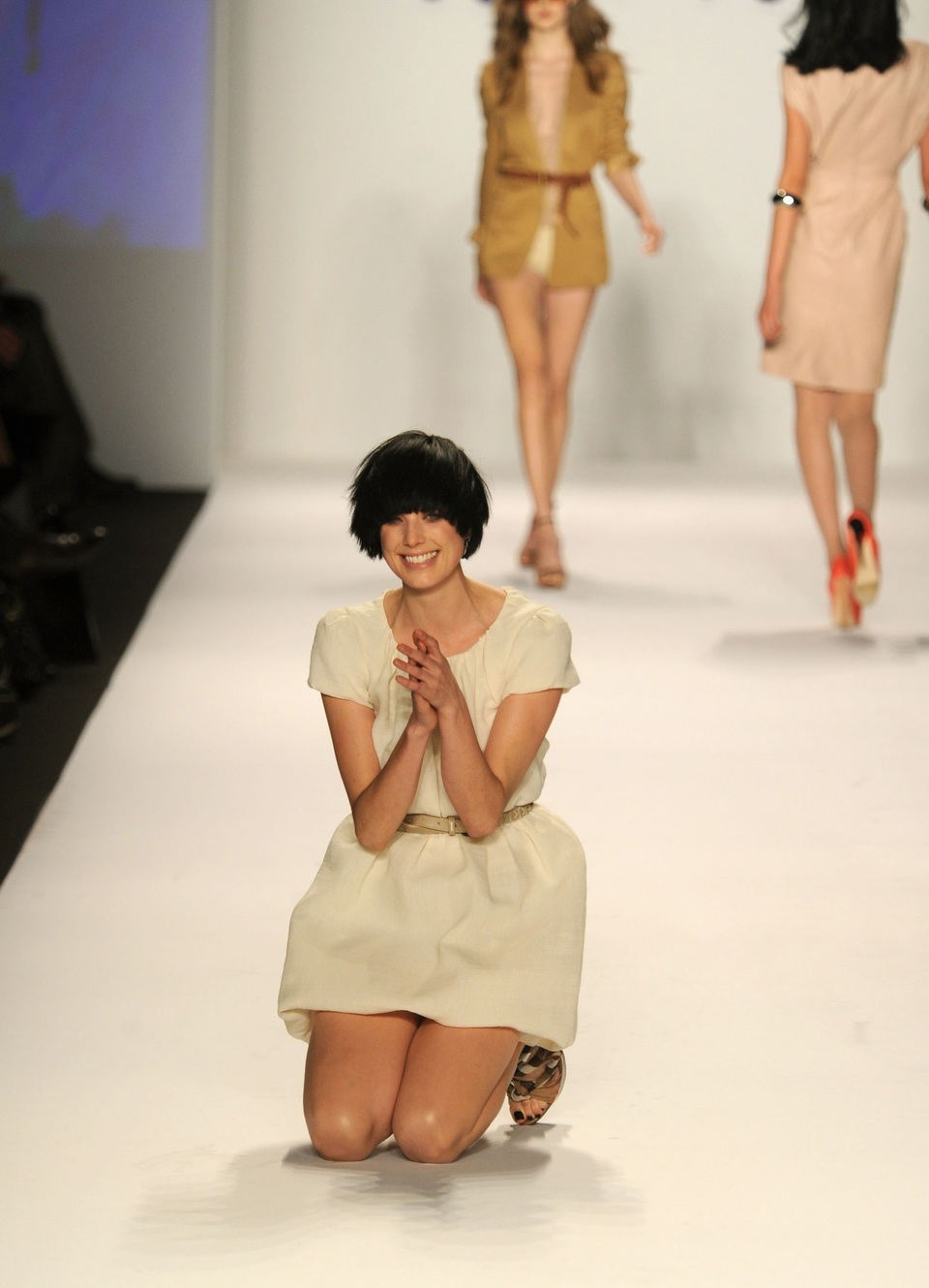 1001 kiểu... vồ ếch của các chân dài trên sàn catwalk - 2 1001 kiểu... vồ ếch của các chân dài trên sàn catwalk - 2