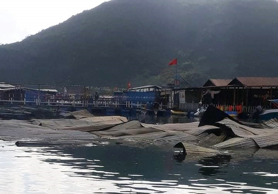 Cháy lớn thiêu rụi nhà hàng bè nổi và tàu cá ở Vũng Rô - 1 Cháy lớn thiêu rụi nhà hàng bè nổi và tàu cá ở Vũng Rô - 1