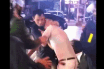 Lái xe máy không đội mũ bảo hiểm còn tát vào mặt cảnh sát khi bị dừng xe