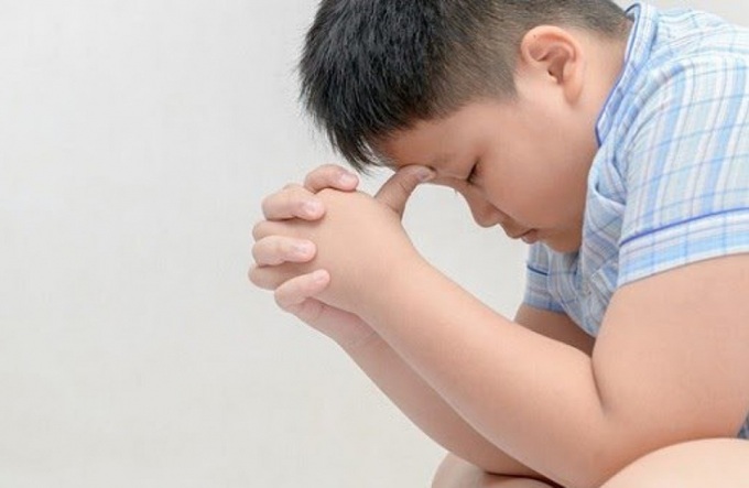 Trẻ béo phì tiềm ẩn nguy cơ ảnh hưởng đến tâm lý, dễ tự ti và ngại giao tiếp. Ảnh minh họa