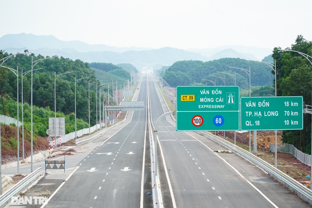 Tài xế than khổ khi đi trên chuỗi cao tốc hiện đại xuyên Quảng Ninh - 2 Tài xế than khổ khi đi trên chuỗi cao tốc hiện đại xuyên Quảng Ninh - 2