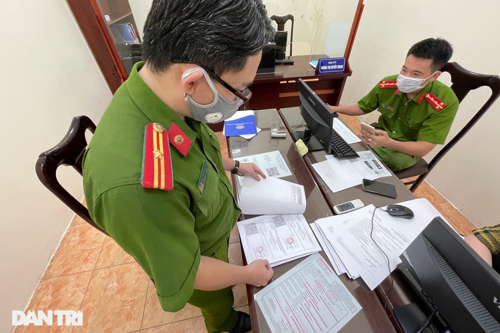Cận cảnh quá trình Công an Hà Nội cấp giấy đi đường loại mới cho người dân - 10 Cận cảnh quá trình Công an Hà Nội cấp giấy đi đường loại mới cho người dân - 10