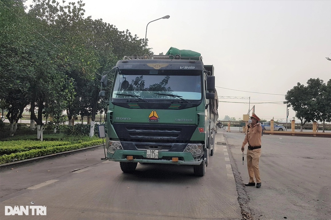 Các binh đoàn xe quá tải hết cửa xới nát những cung đường trọng yếu - 4 Các binh đoàn xe quá tải hết cửa xới nát những cung đường trọng yếu - 4