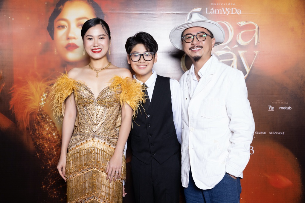 Hứa Minh Đạt không ngại tình tứ với bà xã Lâm Vỹ Dạ trước đông người - 1 Hứa Minh Đạt không ngại tình tứ với bà xã Lâm Vỹ Dạ trước đông người - 1