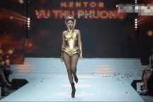 Vũ Thu Phương gây tranh cãi với màn catwalk "mổ cò"