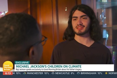 Con trai út của "ông vua nhạc pop" Michael Jackson bất ngờ lộ diện