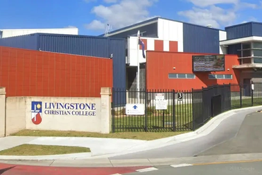 Hiệu trưởng ở Australia hỏi học sinh chuyện giáo viên sống với bạn trai