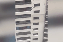 Anh chàng liều mạng tay không leo từ tầng 37 xuống mặt đất như người nhện