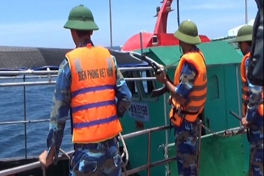 Truy tìm tàu lạ nghi đổ chất thải nguy hại xuống biển