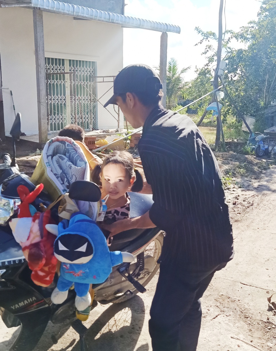 Mẹ mất, cha bệnh nặng, 3 trẻ trước nguy cơ đói nghèo, bơ vơ như chim vỡ tổ - 5 Mẹ mất, cha bệnh nặng, 3 trẻ trước nguy cơ đói nghèo, bơ vơ như chim vỡ tổ - 5