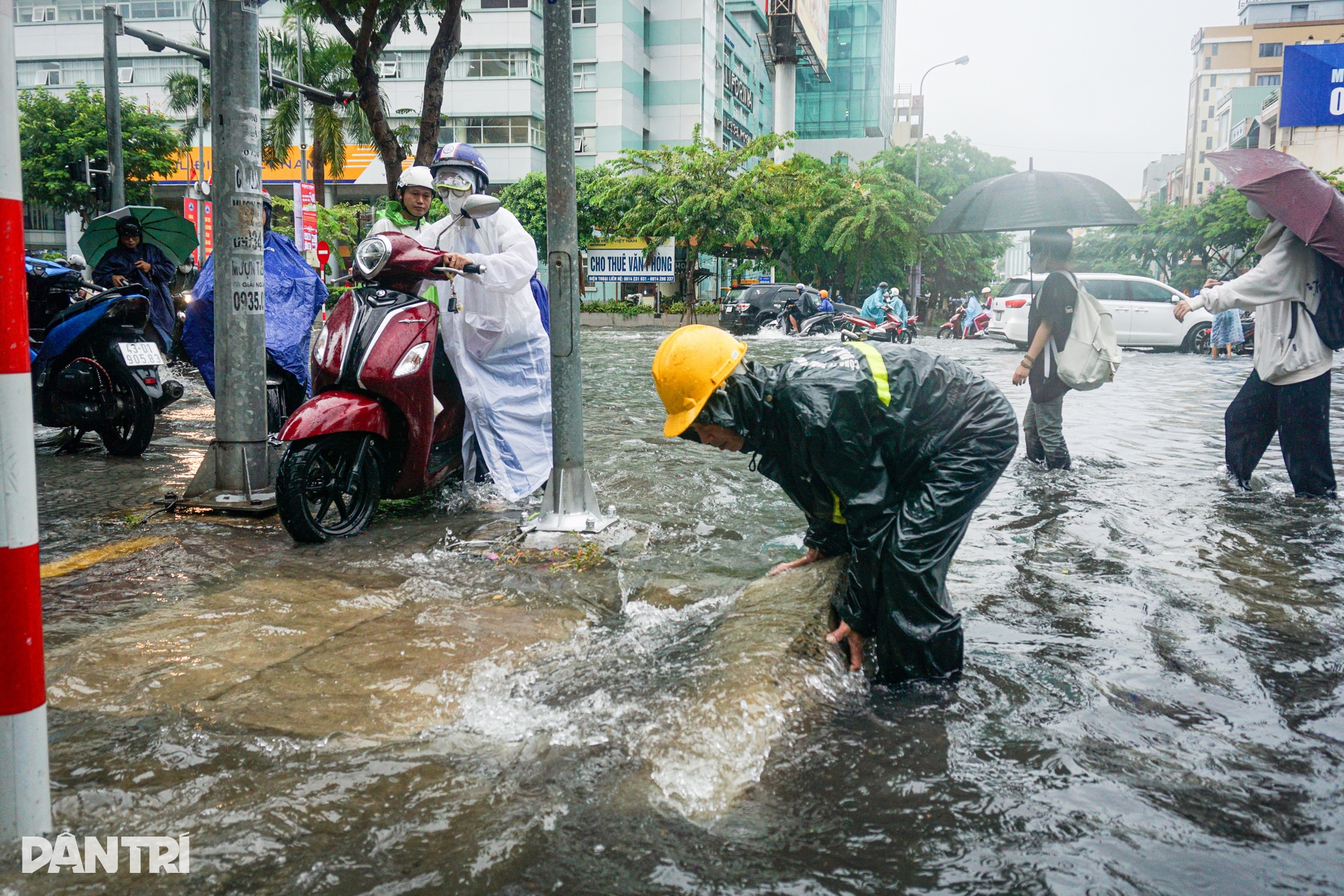 Đà Nẵng mưa xối xả, đường phố lênh láng nước, xe chết máy hàng loạt - 10 Đà Nẵng mưa xối xả, đường phố lênh láng nước, xe chết máy hàng loạt - 10