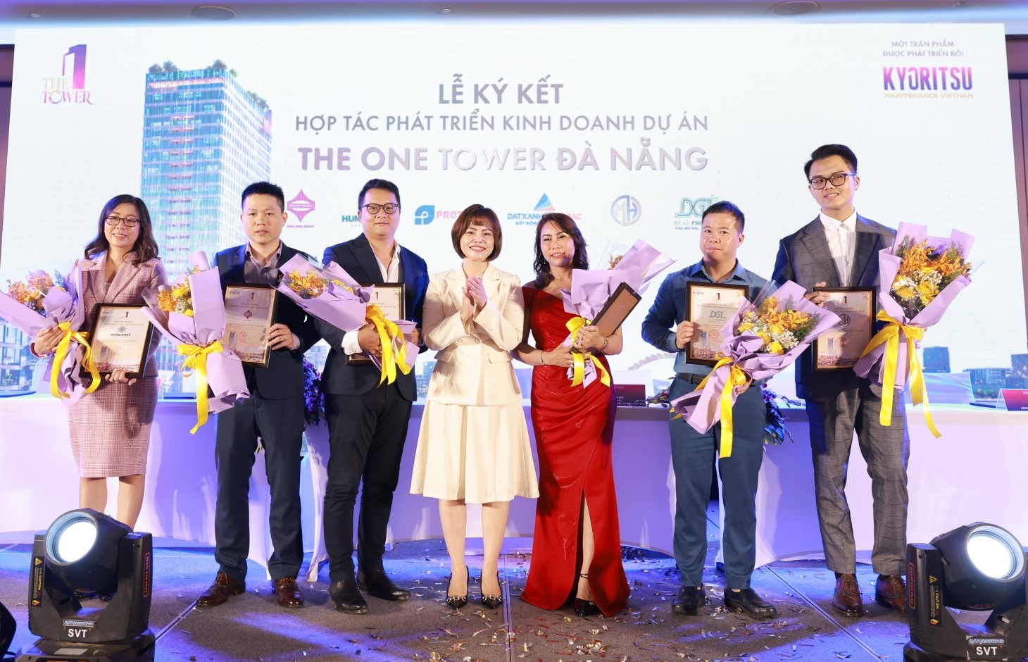 ຜູ້ຊ່ຽວຊານດ້ານການຂາຍຫຼາຍຮ້ອຍຄົນເຂົ້າຮ່ວມພິທີເປີດຕົວໂຄງການ The One Tower Da Nang - 2 Hàng trăm chuyên viên kinh doanh dự lễ ra quân dự án The One Tower Đà Nẵng - 2