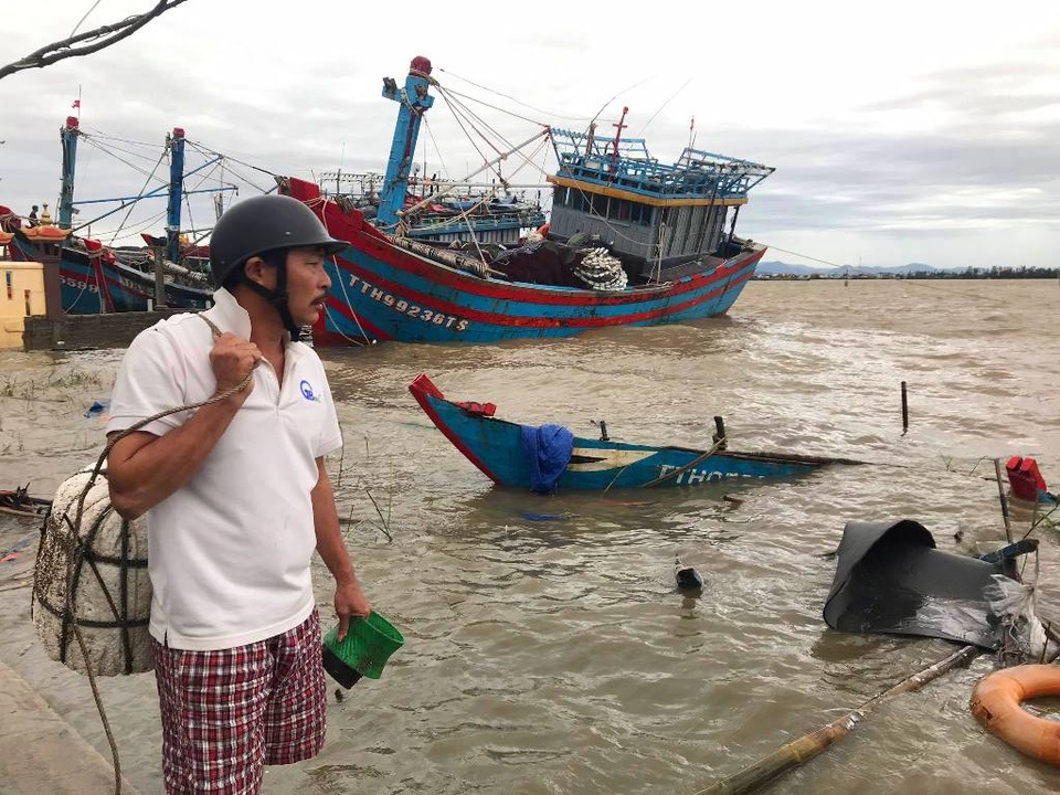 Tàu chìm, nhà sập, trường học tốc mái, cây xanh ngã đổ trong bão số 13 - 1 Tàu chìm, nhà sập, trường học tốc mái, cây xanh ngã đổ trong bão số 13 - 1