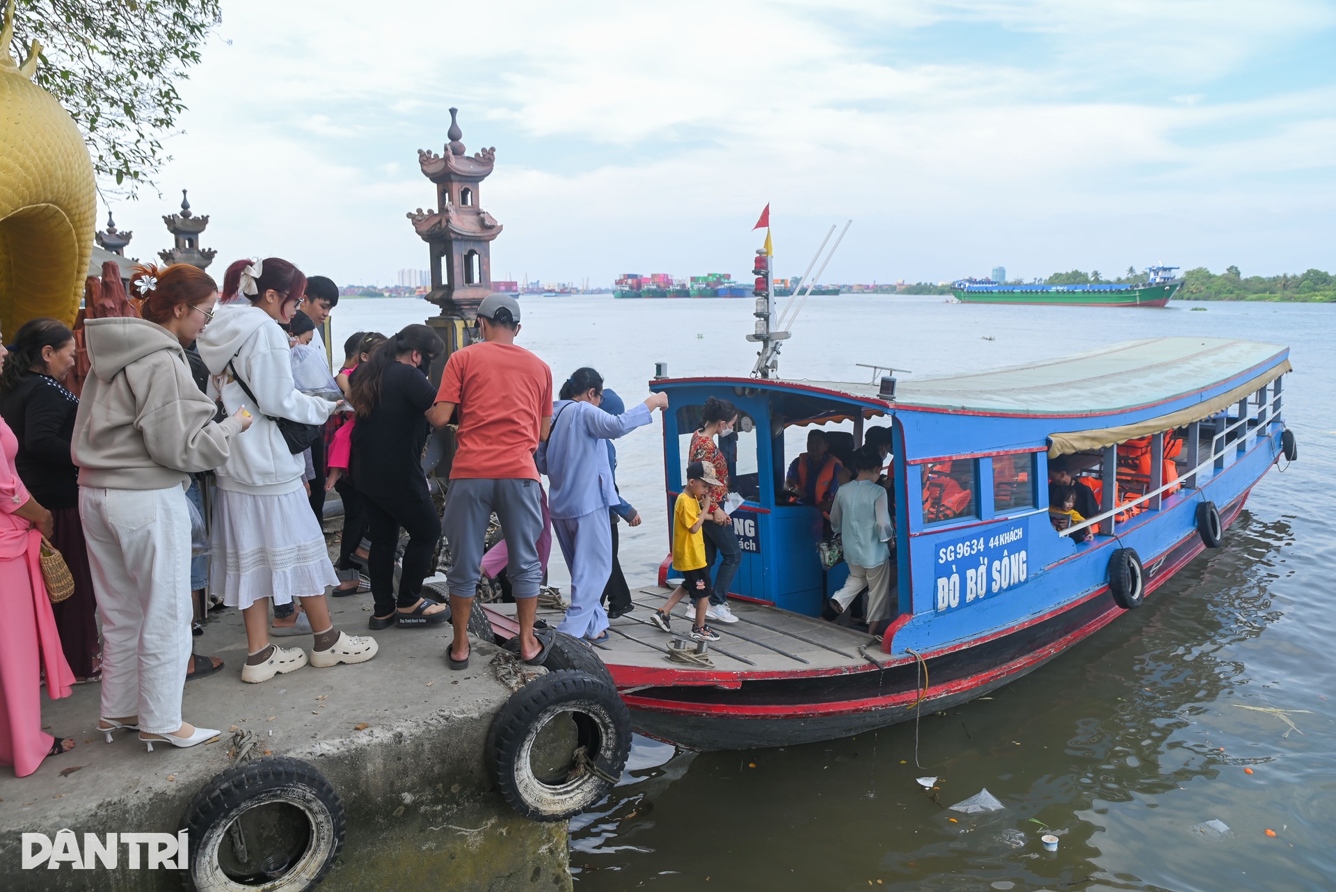 Người dân vượt sông và đi hơn 100km để đến chùa ở TPHCM - 4 Người dân vượt sông và đi hơn 100km để đến chùa ở TPHCM - 4
