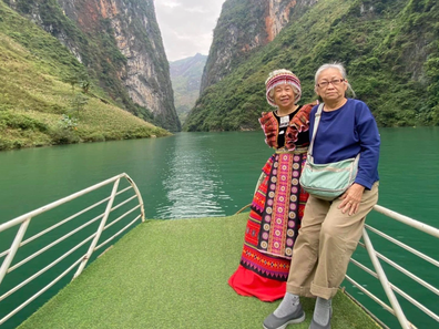 Đôi bạn U70 chinh phục đèo dốc Hà Giang, cột cờ Lũng Cú nhận bão like