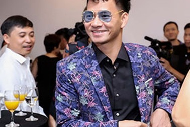 Xuân Bắc tươi rói cùng vợ đi xem thời trang sau “cơn bão thị phi”