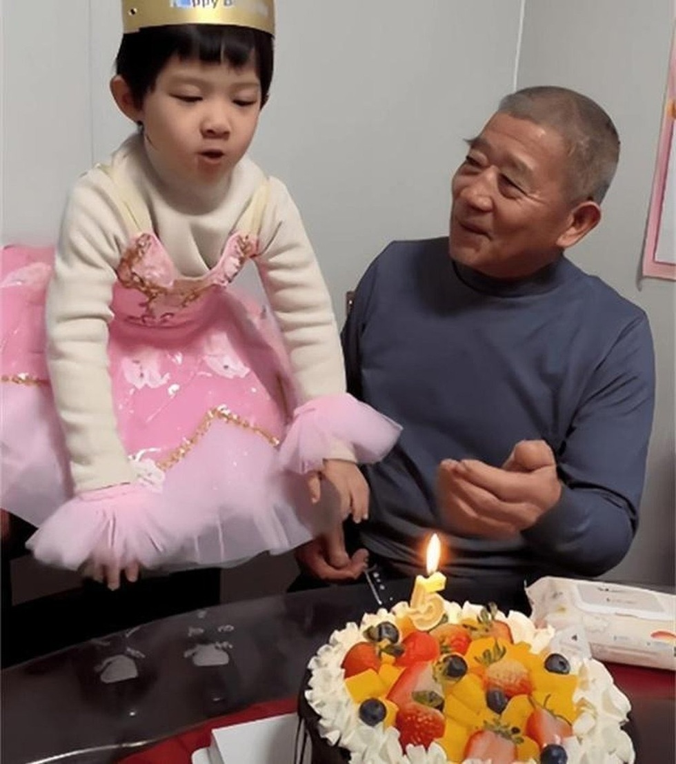 Cặp vợ chồng 70 tuổi nuôi con gái 5 tuổi gây xôn xao - 1