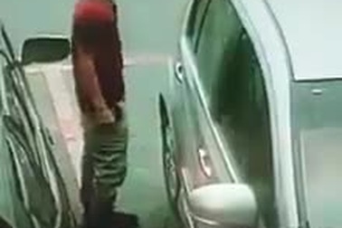 Tên trộm đập cửa kính ô tô lấy cắp đồ trong chớp mắt