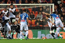 Valencia đẩy Real Madrid xuống vị trí thứ 4 La Liga