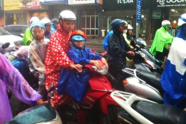 Phụ huynh, học sinh vất vả về nhà tránh bão trong mưa to, gió lớn