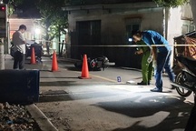 Nhóm thanh niên mang dao truy sát người trên phố