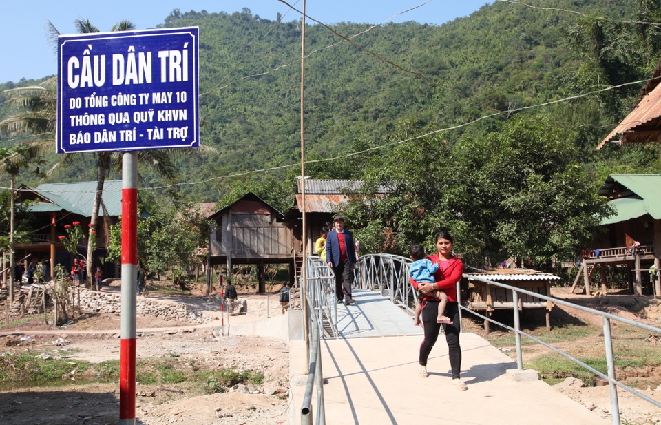 Khánh thành cây cầu mơ ước thứ 17, nâng bước chân bà con dân bản Na Kho - 13 Khánh thành cây cầu mơ ước thứ 17, nâng bước chân bà con dân bản Na Kho - 13
