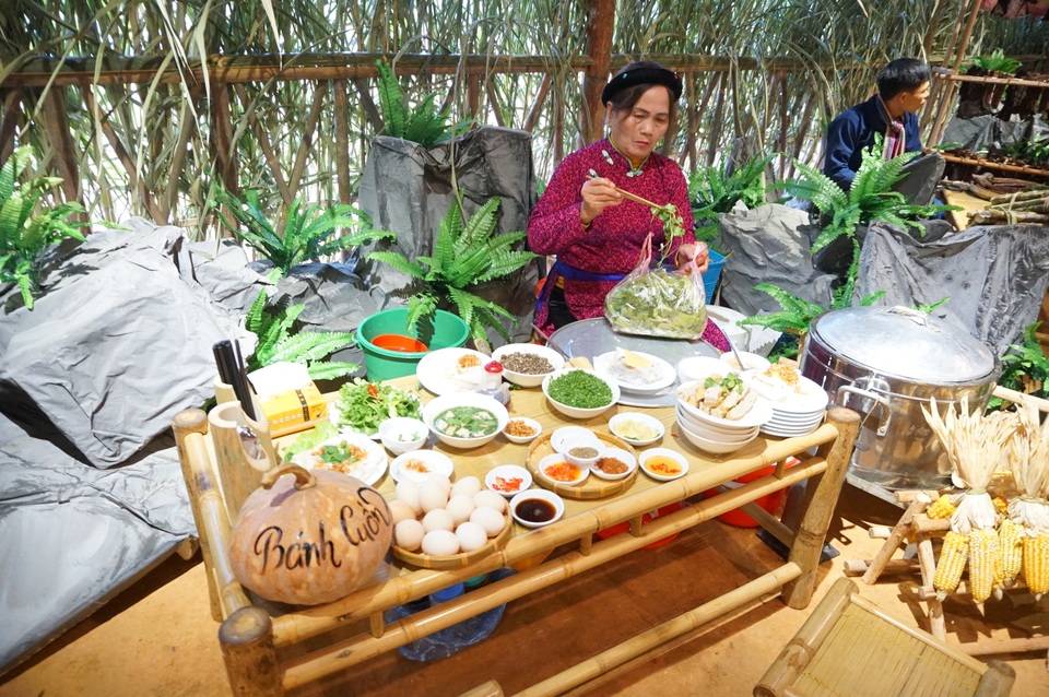 Khách nước ngoài thích thú thổi khèn Mông, ăn bánh hoa tam giác mạch - 4 Khách nước ngoài thích thú thổi khèn Mông, ăn bánh hoa tam giác mạch - 4