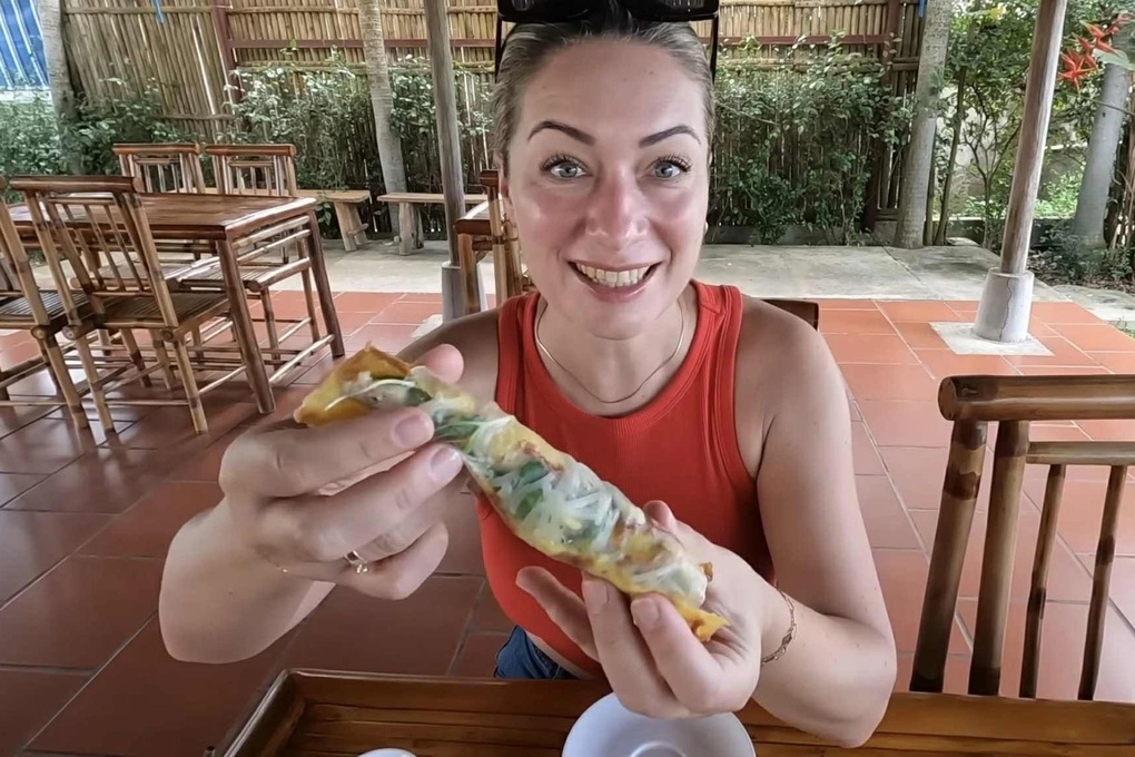 Nach vier Reisen nach Vietnam waren westliche Touristen überrascht, ein Gericht mit einer seltsamen Art zu essen zu entdecken - 3 Đến Việt Nam 4 lần, khách Tây ngỡ ngàng phát hiện món có cách ăn lạ - 3