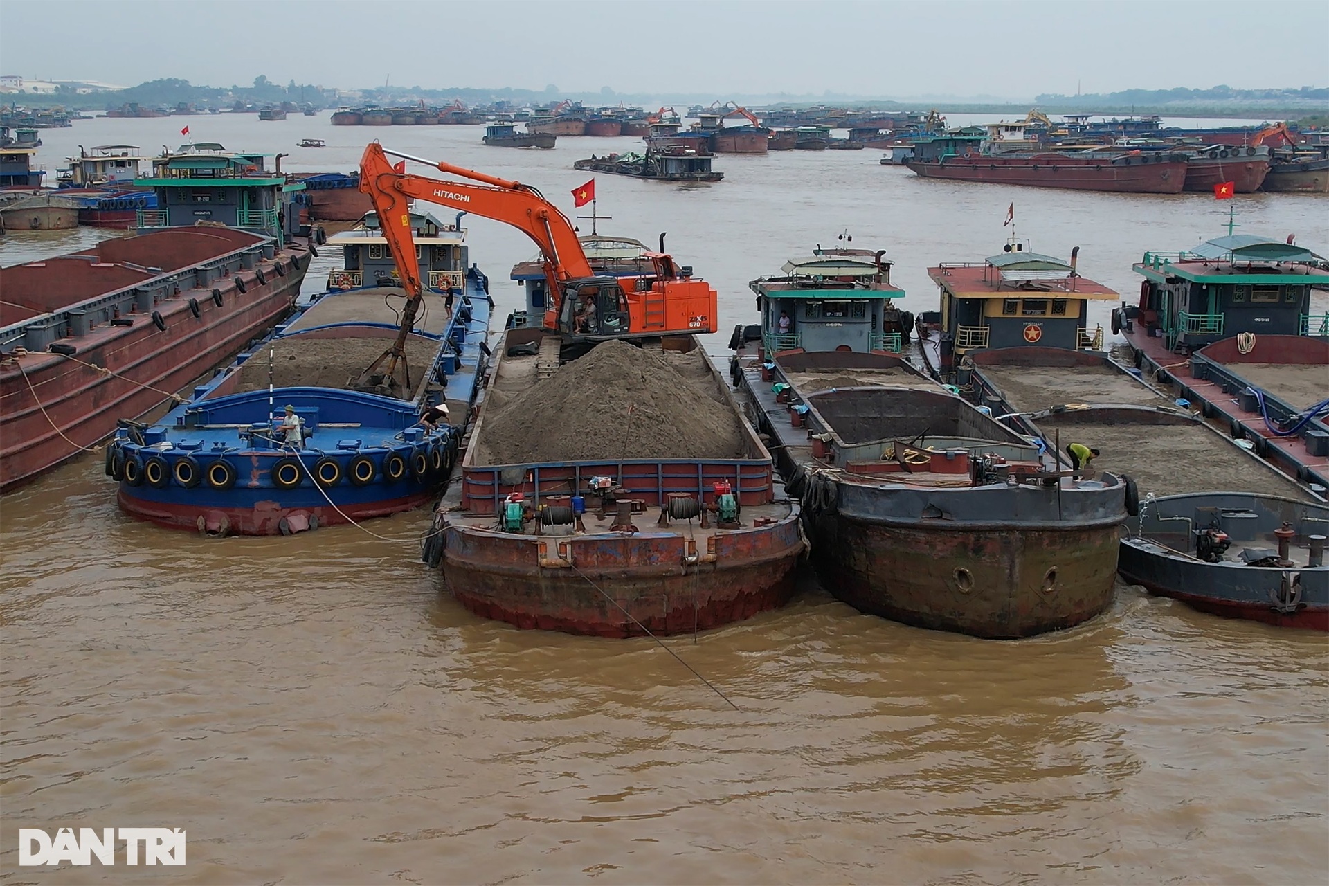 Hàng trăm tàu thuyền chở cát neo đậu kín mặt sông ngã ba Bạch Hạc - 4 Hàng trăm tàu thuyền chở cát neo đậu kín mặt sông ngã ba Bạch Hạc - 4