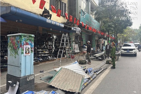 Công an phường Ba Đình tháo dỡ loạt mái che làm xấu cảnh quan đô thị