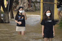 Du khách trải nghiệm lội nước, đi thuyền ngắm Hội An mùa ngập