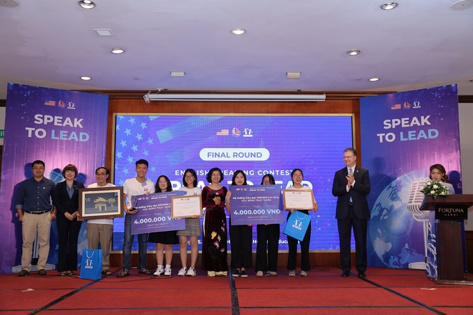 Cuộc thi hùng biện Tiếng Anh Speak to Lead 2020: Đội THPT chuyên Thoại Ngọc Hầu xuất sắc giành ngôi quán quân - Ảnh 3. Cuộc thi hùng biện Tiếng Anh Speak to Lead 2020: Đội THPT chuyên Thoại Ngọc Hầu xuất sắc giành ngôi quán quân - Ảnh 3.