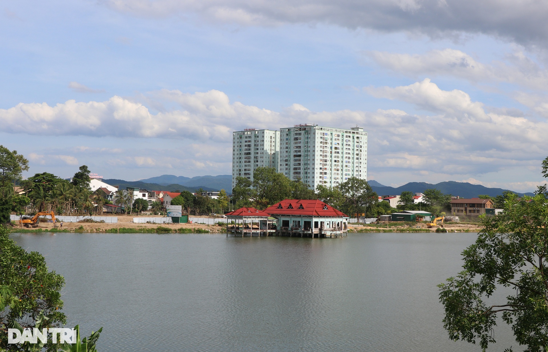 Hoang tàn nhà hàng nổi vang danh một thời ở thành Vinh - 1 Hoang tàn nhà hàng nổi vang danh một thời ở thành Vinh - 1