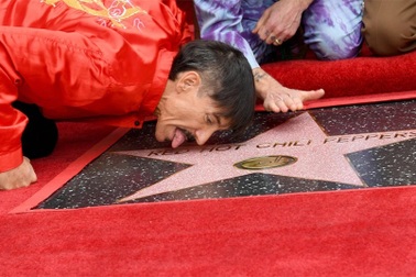 Ca sĩ giành giải Grammy liếm "sao" trên đại lộ Danh vọng