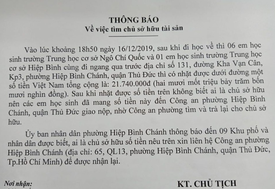 Nhặt được cọc tiền lớn, nhóm nam sinh nhờ công an tìm người đánh rơi - 2 Nhặt được cọc tiền lớn, nhóm nam sinh nhờ công an tìm người đánh rơi - 2