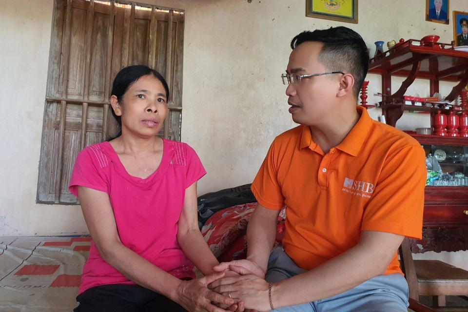 Chàng trai chăm mẹ ung thư đón nhận 30 triệu đồng từ ngân hàng trao tặng - 3 Chàng trai chăm mẹ ung thư đón nhận 30 triệu đồng từ ngân hàng trao tặng - 3