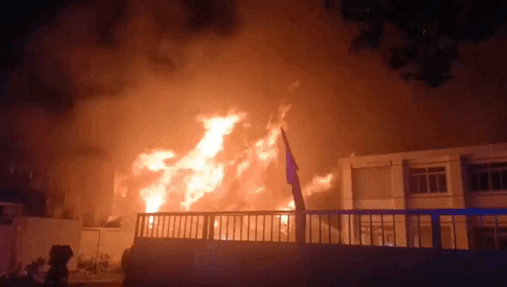 Cháy công ty sản xuất nội thất ở TPHCM, cảnh sát trắng đêm dập lửa - 1 Cháy công ty sản xuất nội thất ở TPHCM, cảnh sát trắng đêm dập lửa - 1