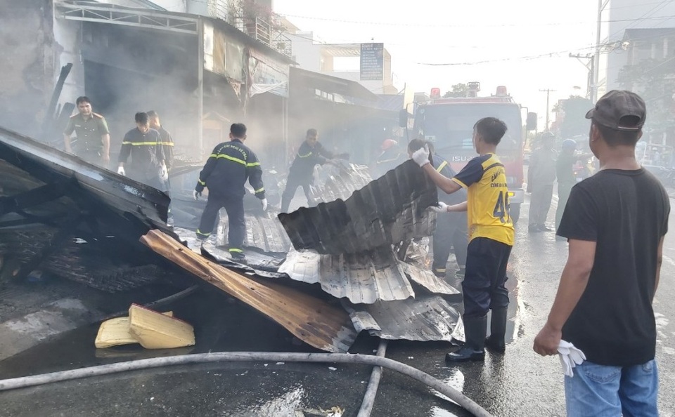 Cả khu phố náo loạn vì 2 căn nhà bốc cháy lúc rạng sáng - 1