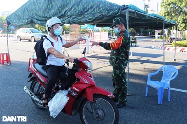 Người Đà Nẵng chở vali, nệm… đến chỗ làm để "trực chiến"